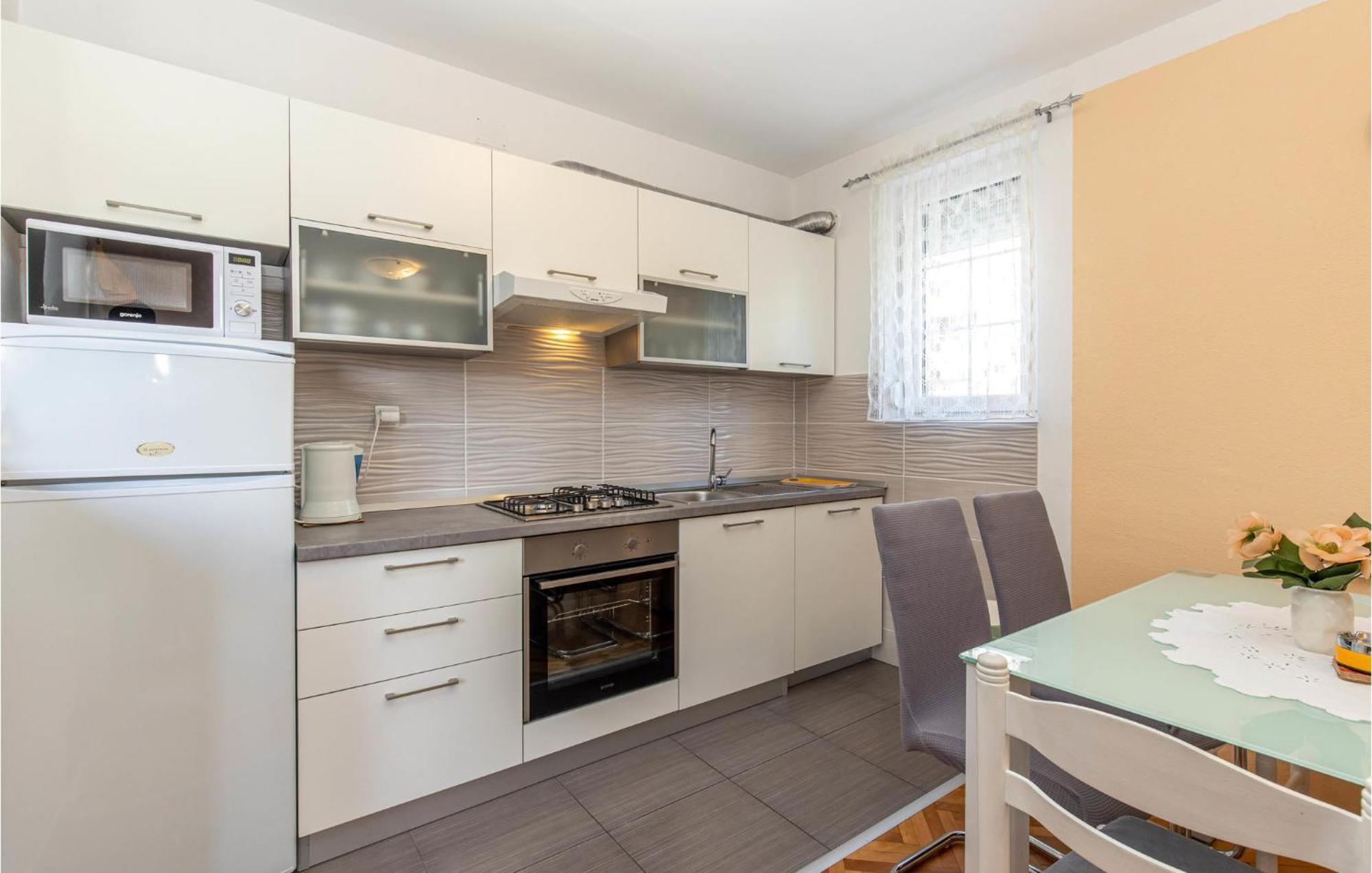 3 Bedroom Amazing In Apartment *