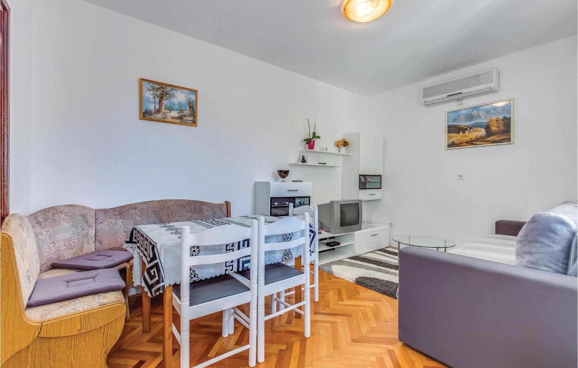 3 Bedroom Amazing In Apartment *